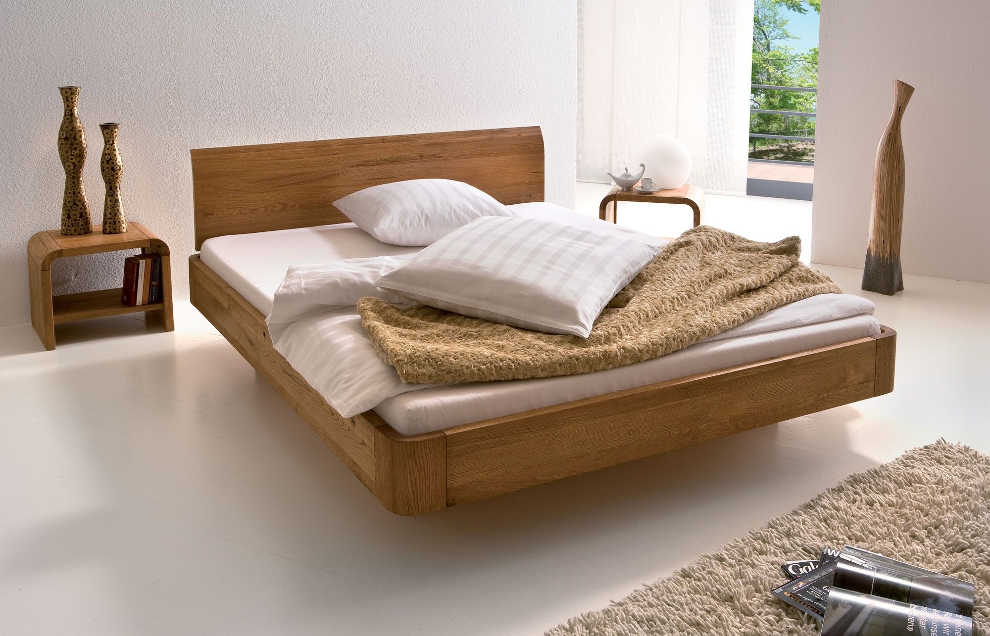 кровать из массива дерева с мягким изголовьем